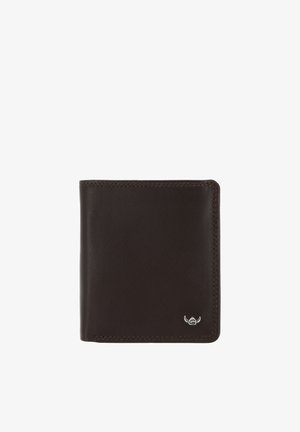 Cartera bifold de cuero marrón oscuro con costuras visibles y un pequeño logo plateado en la esquina inferior derecha sobre fondo blanco.