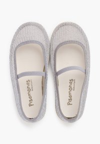 Ballerine in rete argentata con bordatura elastica grigia, design a punta rotonda, morbida fodera interna e logo stampato sulla soletta.