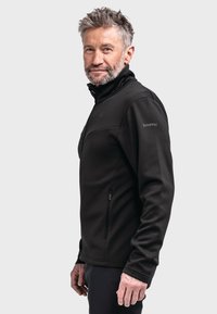 Schwarze Fleecejacke mit Reißverschluss, strukturierter Oberfläche, hohem Kragen und einer Seitentasche. Mit dezentem Markenlogo auf der Schulter.