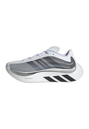 Valge ja hall Adidas Hyperboost jooksujalats, nööbiga ja paksu polsterdatud taldidega, mustade triipude ja logodega.