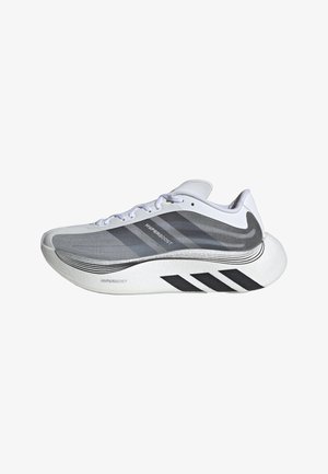 Λευκό και γκρι παπούτσι για τρέξιμο Adidas Hyperboost με κορδόνια και χοντρή μαλακή σόλα με μαύρες ρίγες και λεπτομέρειες λογότυπου.