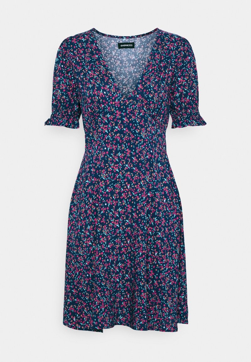 Robe bleu marine avec motif floral rose et bleu clair, manches courtes évasées et décolleté en V.