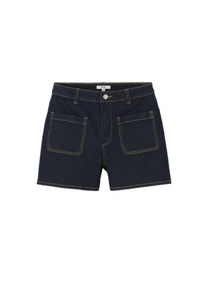 Short en denim bleu foncé avec poches plaquées à l’avant, fermeture à boutons, passants pour ceinture et surpiqûres jaunes contrastantes.