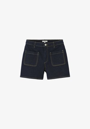 Short en denim bleu foncé avec poches plaquées à l’avant, fermeture à boutons, passants pour ceinture et surpiqûres jaunes contrastantes.