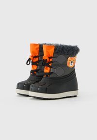 Kinder-Winterstiefel mit schwarzen Sohlen, orangen Zungen, schwarzen Schnürsenkeln, grauem Fleecefutter und einer Tigergesicht-Dekoration an der Seite.