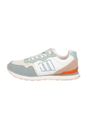 Zapatillas que combinan varios materiales: malla blanca con ante gris y azul claro, detalles en rosa, punta redondeada y suela de goma.