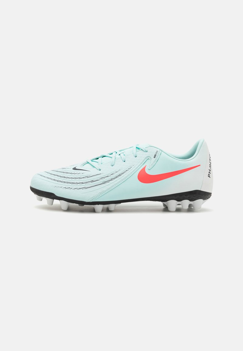 Chaussure de football bleu clair avec accents noirs, tige texturée et emblématique swoosh rouge de Nike. Chevilles en caoutchouc sur la semelle pour une meilleure traction.
