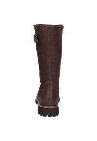 Bota de cuero marrón hasta la rodilla con cremallera lateral, detalle de hebilla ajustable, superficie texturizada y suela de goma resistente para mayor tracción.
