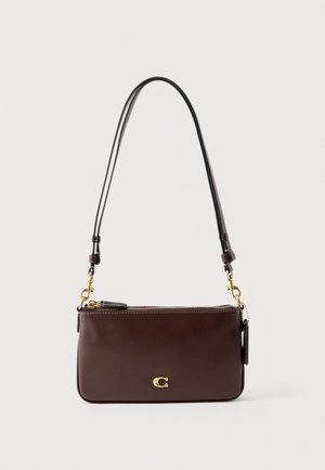 Borsa a tracolla in pelle marrone scuro con cerniera e fibbia dorate, tracolla sottile regolabile e piccolo dettaglio con logo sul davanti.