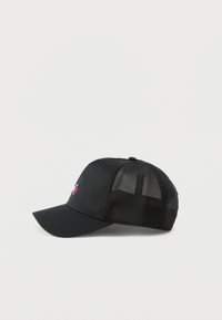 Črna bejzball kapa z enotnim sprednjim delom in mrežastim hrbtom, z majhnim rdečim, belim in modrim pravokotnim logotipom na sprednji strani.