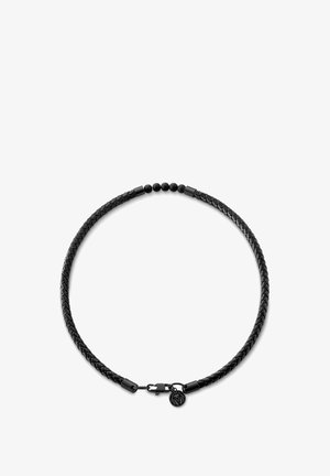 Sortflettet læderhalskæde med glatte runde perler, en metal-lukning og et lille vedhæng. Tekstureret overflade, enkelt design.