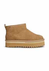 Botas de ante marrón hasta el tobillo con punta redondeada, suela de plataforma beige y diseño de suela gruesa. Presenta una pequeña etiqueta de logotipo y un detalle de costura.