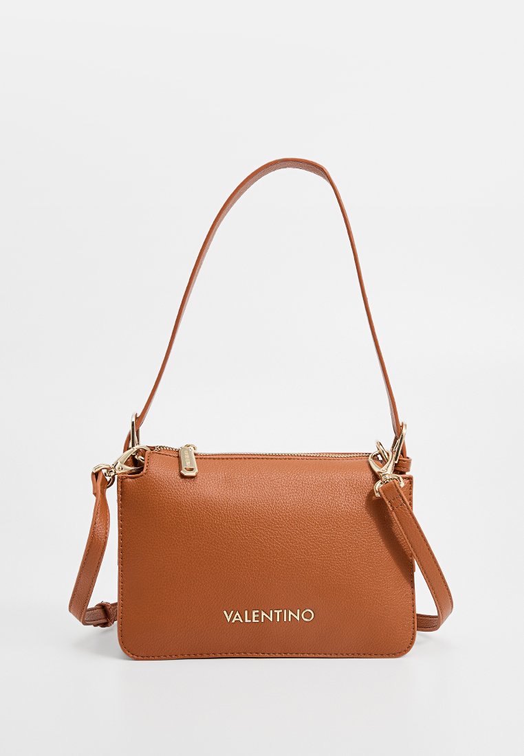 Sac à main en cuir marron avec une texture lisse, doté d'une fermeture éclair dorée, d'une bandoulière réglable et du logo "VALENTINO" embossé à l'avant.