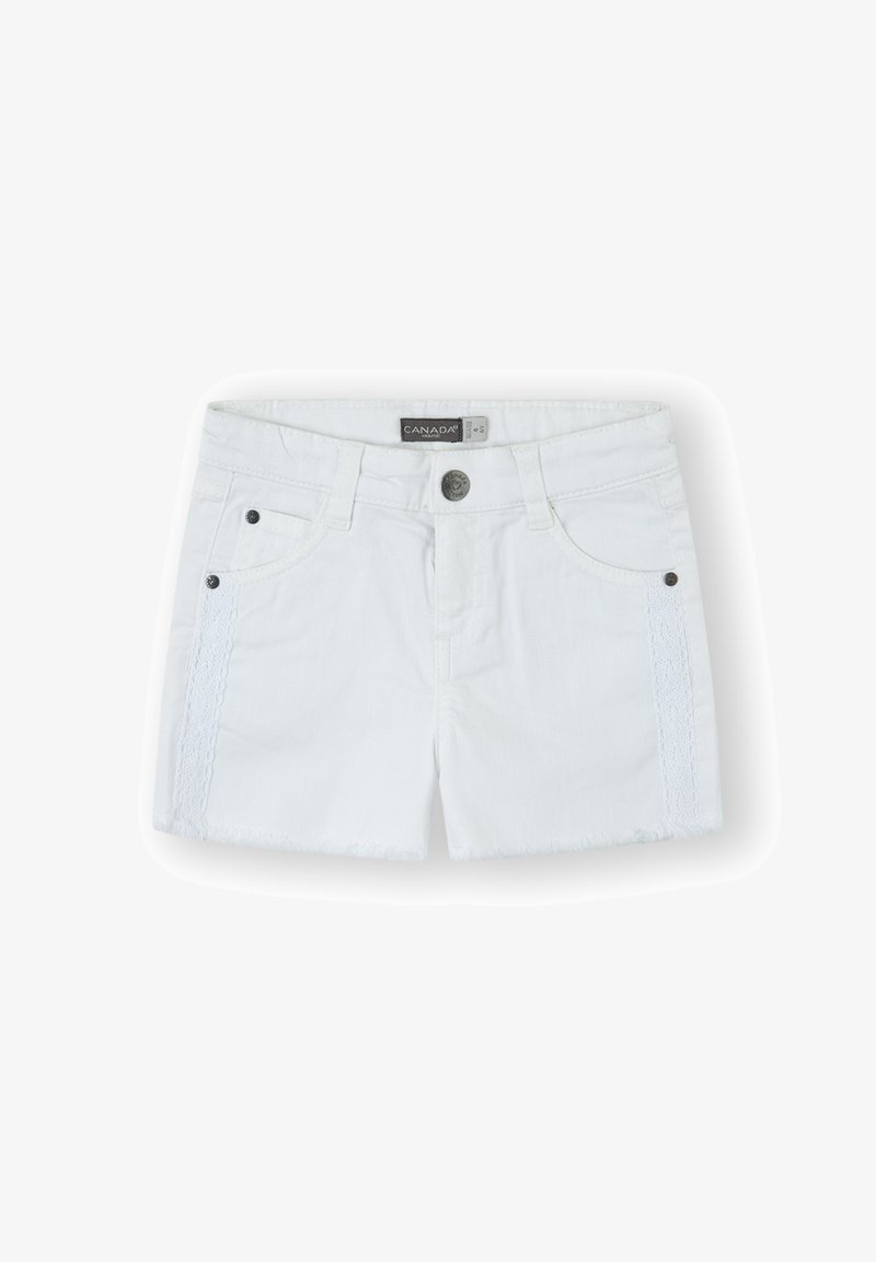 Shorts de denim blanco con borde de encaje en los lados, bolsillos frontales y dobladillo deshilachado. Cierre de botón y cremallera con detalles de herrajes en contraste.