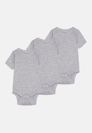 Sett med tre kortermede babybodyer i lys grå bomull. Har trykknapper i bunnen og rund hals.