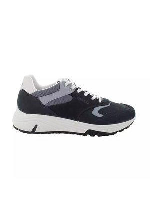 Sneaker atletiche nere e grigie con tomaia in suede e mesh, lacci bianchi, colletto imbottito e suola in gomma testurizzata.
