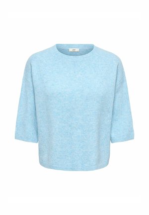 Lichtblauwe, kortemouwen gebreide trui met een ronde halslijn en geribbelde manchetten en zoom, afgebeeld op een witte achtergrond.