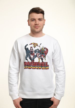 Homme portant un sweat-shirt blanc avec les super-héros Marvel Black Panther, Scarlet Witch, Iron Man, Captain America et Thor en poses d'action.