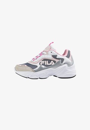 Hvid og grå sneaker med pink detaljer, der har en tekstureret mesh-overdel, polstret krave og en formet gummisål. Fila-logoet er tydeligt vist.