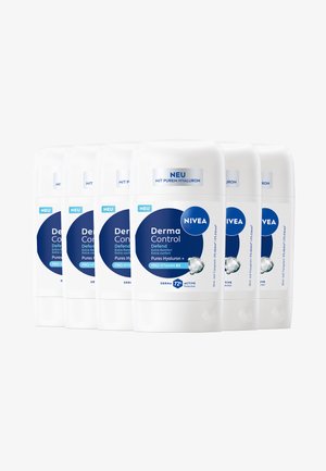 NIVEA Derma Control Deodorant, weiße zylindrische Behälter, jeweils mit blauen und weißen Etiketten, die Text und ein Hyaluronsäure-Symbol zeigen.