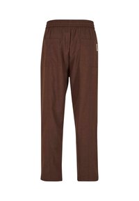 Bruine broek met een elastische tailleband, rechte pijpen en twee achterzakken. De stof heeft een gladde textuur en een subtiel patroon.