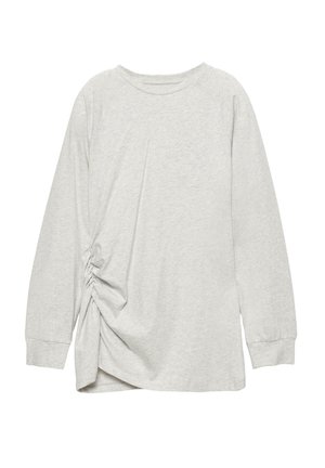 Svetlosivá košeľa s dlhými rukávmi, okrúhlym výstrihom a riasením na ľavej strane, vyrobená z mäkkej, ľahkej tkaniny.