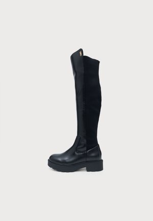 Botte noire montant jusqu’au genou, avec un pied en cuir lisse, une tige extensible, une fermeture éclair latérale et une semelle plateforme épaisse.