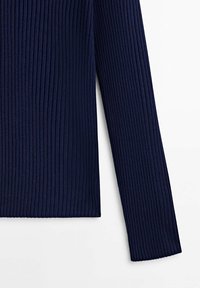 Pull en tricot côtelé bleu marine à manches longues avec une texture en maille verticale, présenté sur un fond blanc.