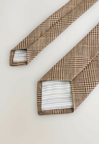 Cravată maro și bej cu model  și suprafață texturată; prezintă o captuseală în dungi albastre deschise și albe pentru un contrast la capete.