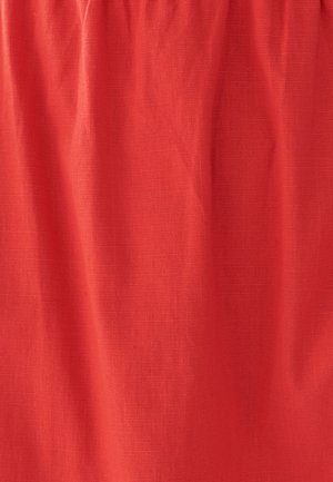 Tessuto rosso con una trama strutturata, che mostra pieghe e grinze, indicando morbidezza e leggerezza. Colore uniforme in tutto il tessuto.