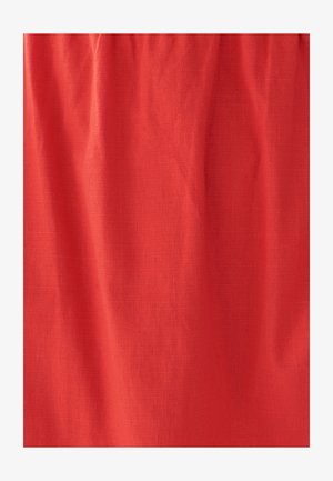 Tejido rojo con un tejido texturizado, mostrando arrugas y pliegues, indicando suavidad y ligereza. Color uniforme en toda la superficie.