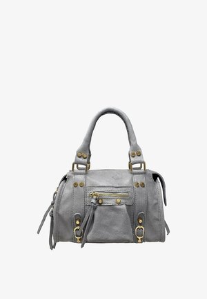 Bolso de ante gris con asas dobles, bolsillo frontal con cremallera, herrajes dorados y detalles de hebilla y remaches.