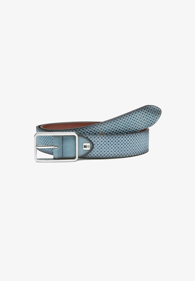 Helles blaues Lederarmband mit einem geometrischen Muster, silberner rechteckiger Schnalle und braunem Hintergrund. Glatte Textur mit abgerundeten Kanten.