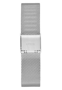 Uhrenarmband aus Edelstahlgewebe mit einem polierten silbernen Verschluss, auf dem der eingravierte Markenname "GUESS" zu sehen ist.