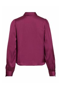 Blusa de satén burdeos con mangas largas abullonadas, cuello con solapa y dobladillo corto. Textura suave y diseño sencillo.