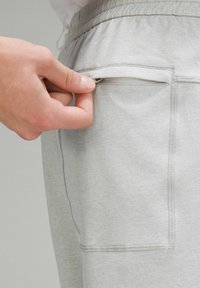 lululemon SOFT JERSEY 13CM - Lauko šortai - heathered vapor heathered silver drop