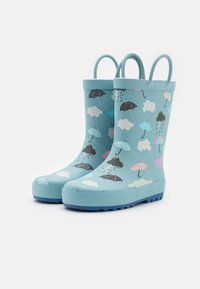 Bottes de pluie en caoutchouc bleu clair avec des motifs colorés de parapluies et de nuages, conçues avec deux poignées pour un enfilage facile. Semelle texturée pour une meilleure adhérence.