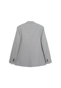 Blazer grigio con tessuto texturizzato, design a un bottone e rever a punta. Presenta tre bottoni su ciascun polsino e una vestibilità su misura.