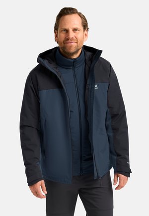 Wasserabweisende, marineblaue Jacke mit schwarzen Schulternähten, einem Reißverschluss vorne, verstellbarem Kapuzenkragen und zwei seitlichen Taschen. Glatte Textur.