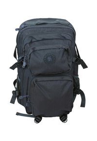 Zaino in tessuto nero con numerosi scomparti con zip, spallacci regolabili, tasche laterali in rete e un logo rotondo sulla parte frontale.