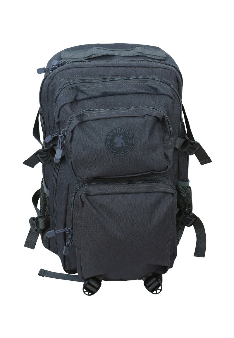 Zaino in tessuto nero con numerosi scomparti con zip, spallacci regolabili, tasche laterali in rete e un logo rotondo sulla parte frontale.