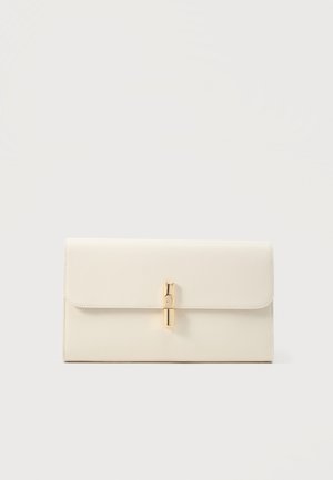 Rektangulær beige clutch med fold-over klap og lodret guldfarvet bøjlelås centreret foran.