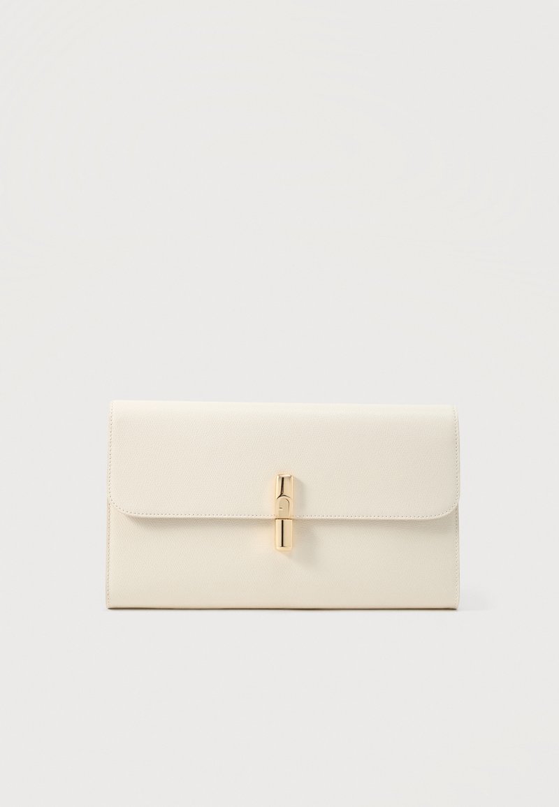 Pochette rectangulaire beige avec rabat pliant et fermoir barre verticale doré centré sur le devant.