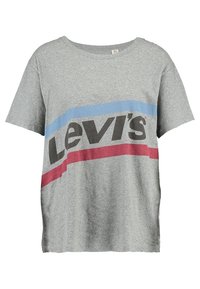Camiseta de algodón gris con mangas cortas. Presenta un gran logo de Levi's en negro, con rayas azules y rojas en el pecho. Diseño de cuello redondo.