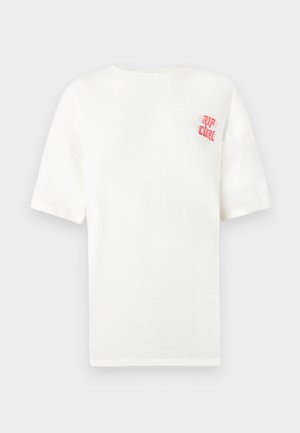 Biała koszulka z krótkim rękawem z małym czerwonym napisem graficznym "ONE" na górnej lewej stronie klatki piersiowej.