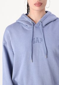 GAP ABBREV HOOD - Ikdienas džemperis - larkspur wash