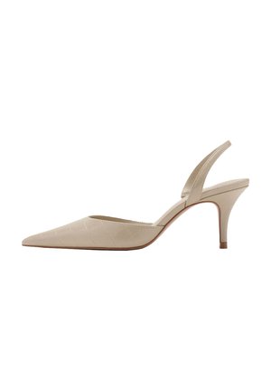 Zapato de tacón alto con tira trasera beige, puntera puntiaguda y tacón de aguja de altura media, con un sutil patrón texturizado en la superficie superior.