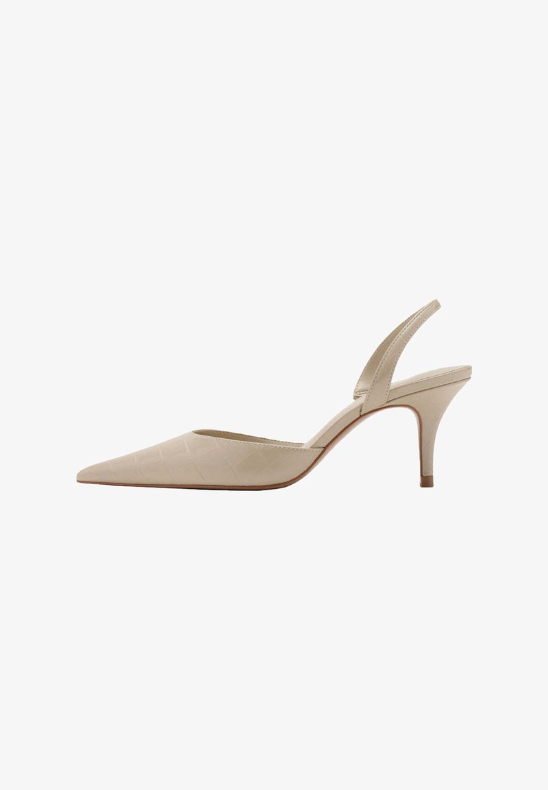 Escarpin beige à bride arrière avec bout pointu et talon aiguilles de hauteur moyenne, présentant un motif texturé subtil sur la surface supérieure.