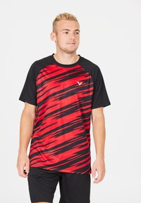 Rød og sort atletisk T-shirt med et stribet mønster, korte ærmer og rund halsudskæring. Lavet af et let og åndbart stof.