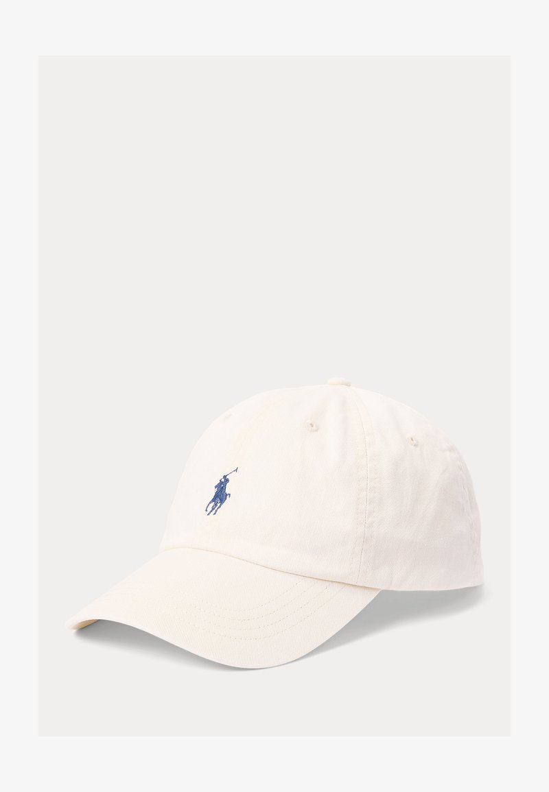 Hvit baseballcaps med et blått brodert polospiller-logo foran, vist på en enkel, lys bakgrunn.